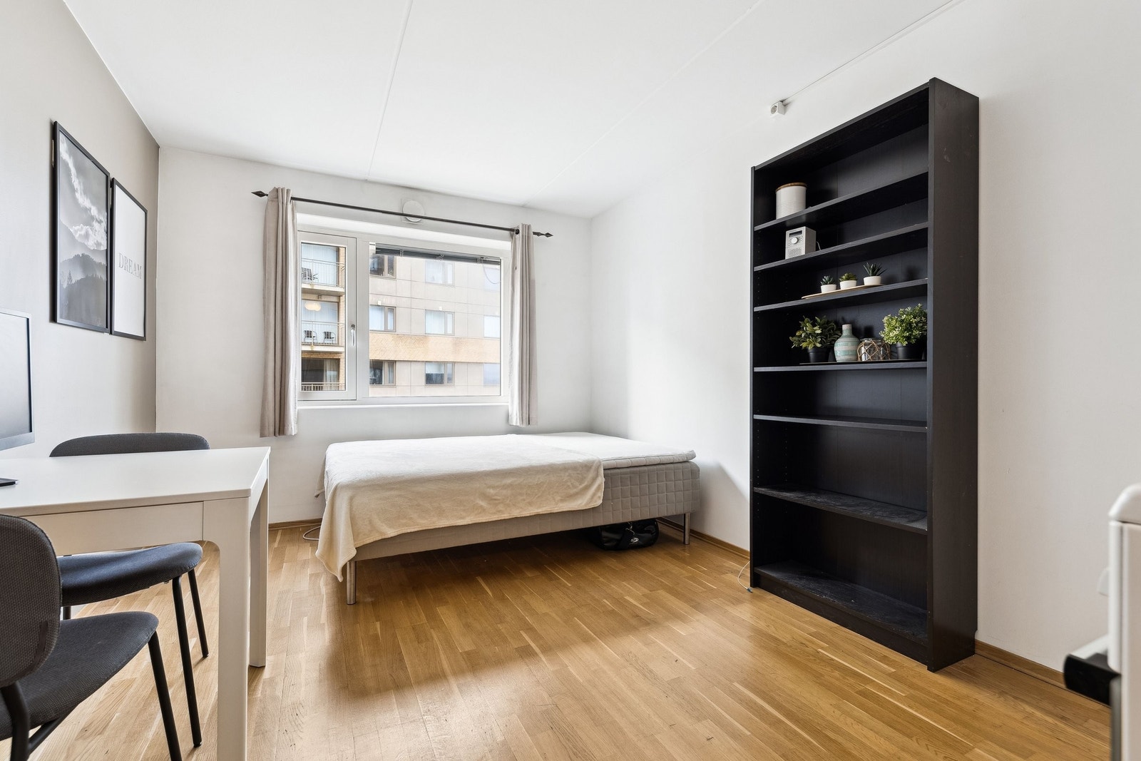 Her er vi inne i hybelen som er utleid for kr. 9500,- inkl. strøm pr mnd. Galleribilde