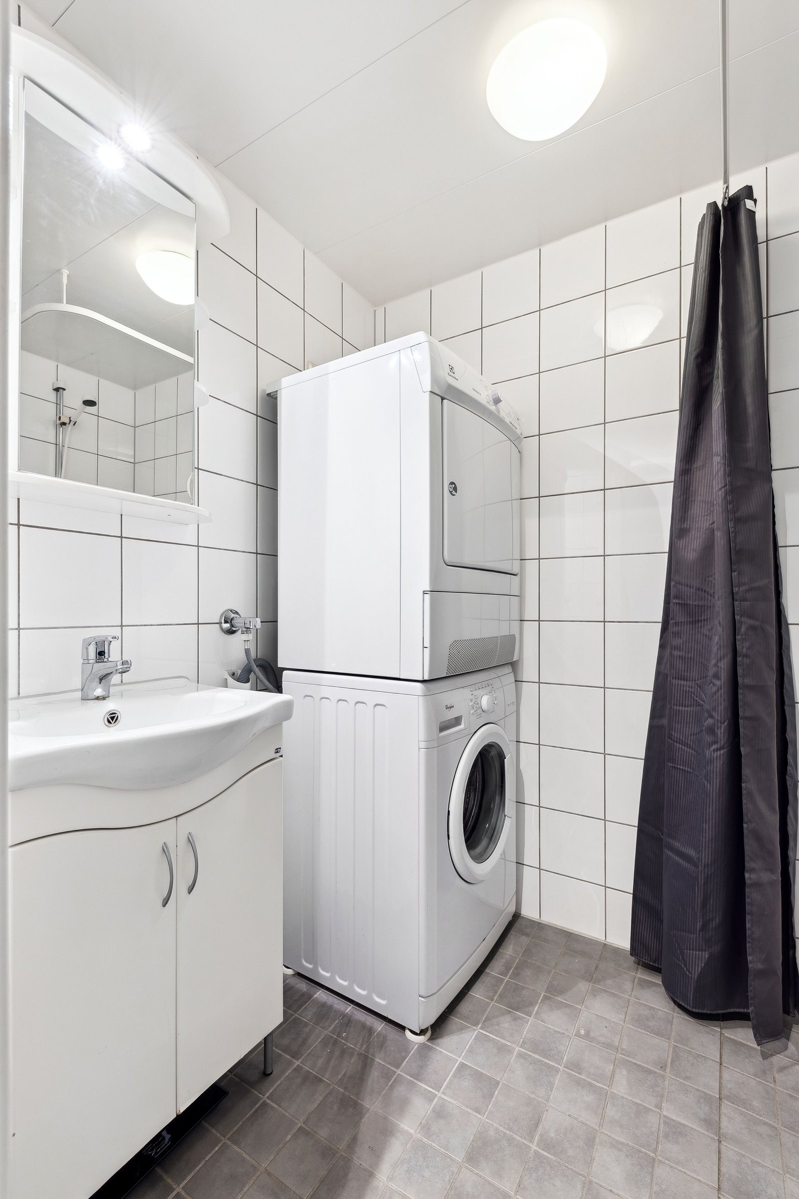 Helfliset bad med varmekabler i gulv. Opplegg for vaskemaskin og tørketrommel. Galleribilde