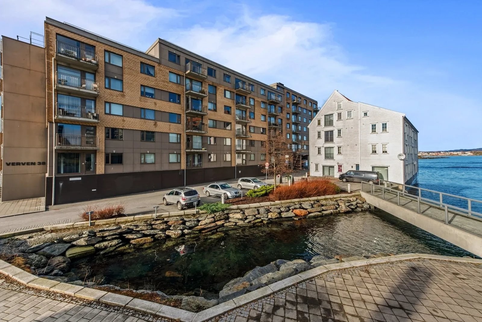 Rett ved leiligheten er det båtliv og sjø. Galleribilde