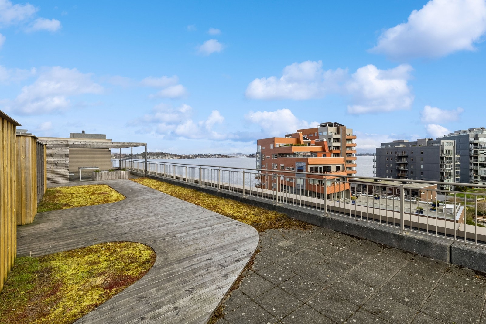 Borettslaget har stor felles takterrasse, med nydelige utsikter - perfekt for sommerfesten. Galleribilde