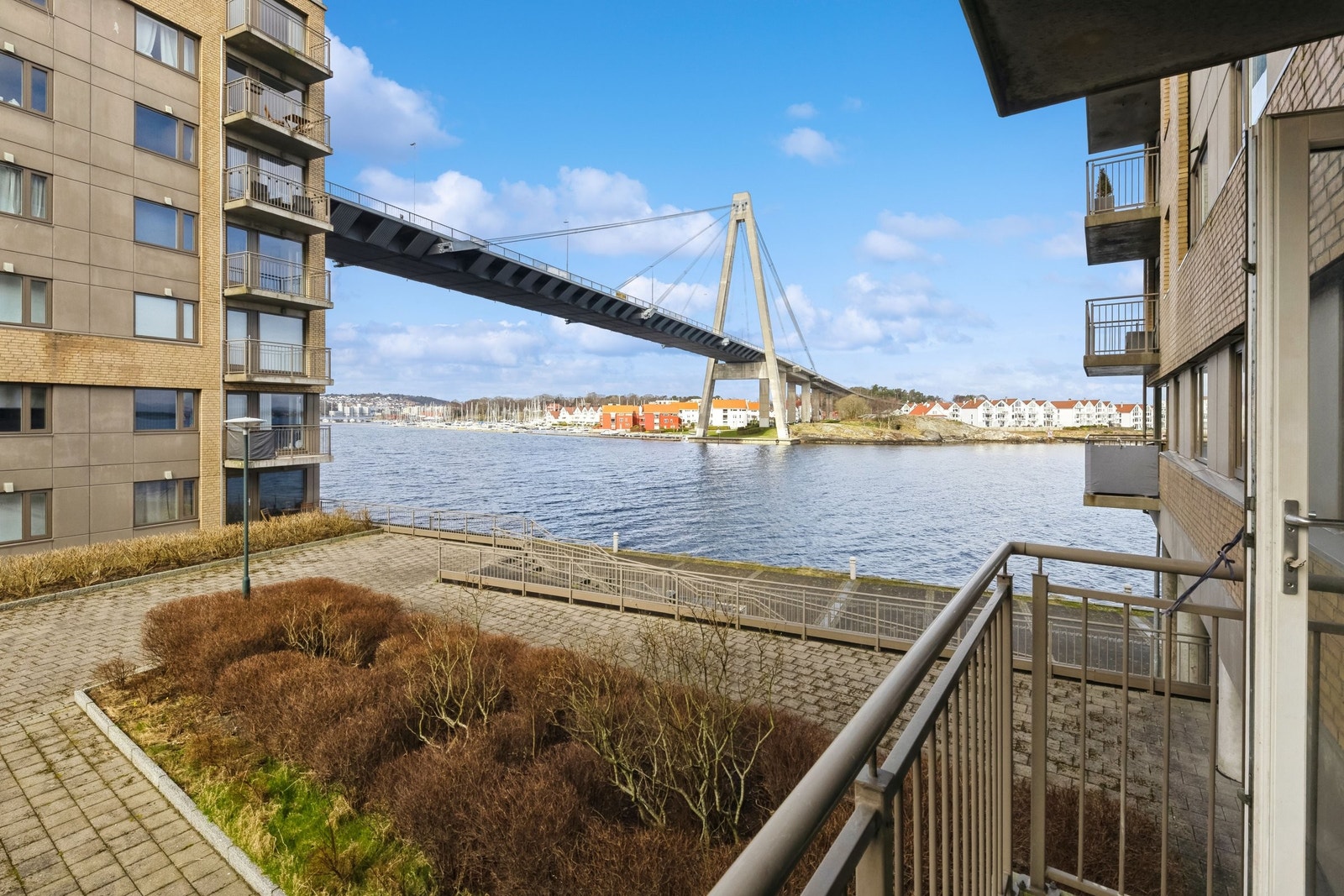 Luftig balkong med flotte utsikter. Galleribilde