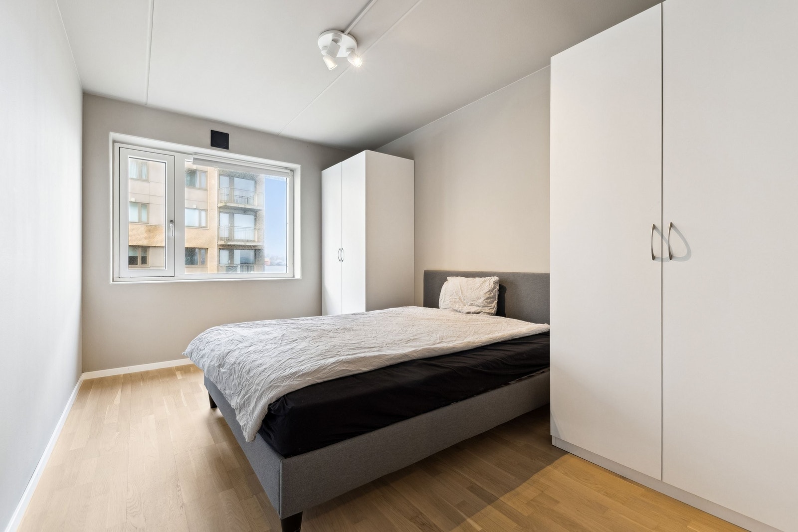 Lyst og og trivelig soverom med god plass til oppbevaring. Galleribilde