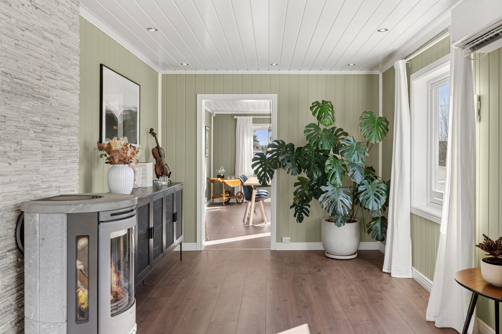 Stuen er utstyrt med en herlig peisovn. Galleribilde