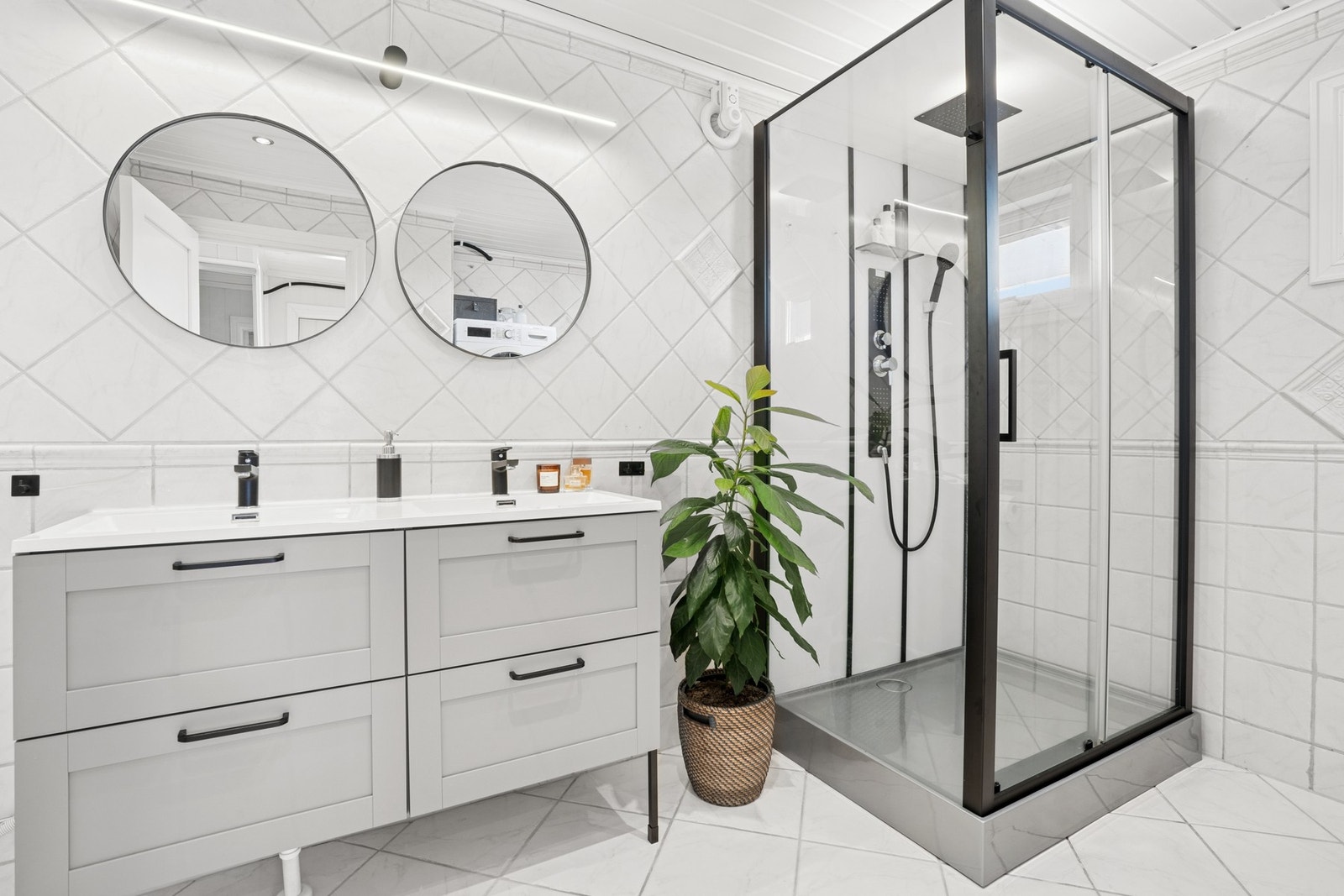 Klassisk baderom med stilfulle detaljer. Galleribilde