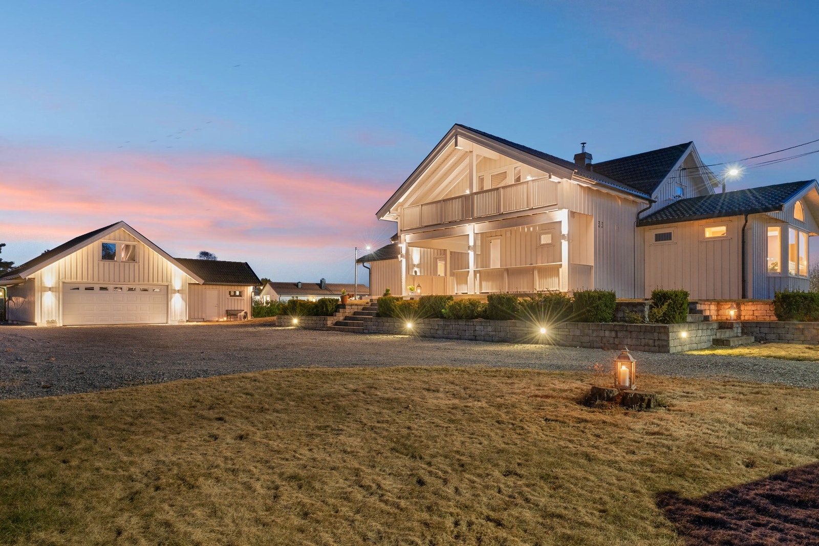 Eiendommen har rikelig med utebelysning, noe som skaper hyggelig stemning om kvelden. Galleribilde