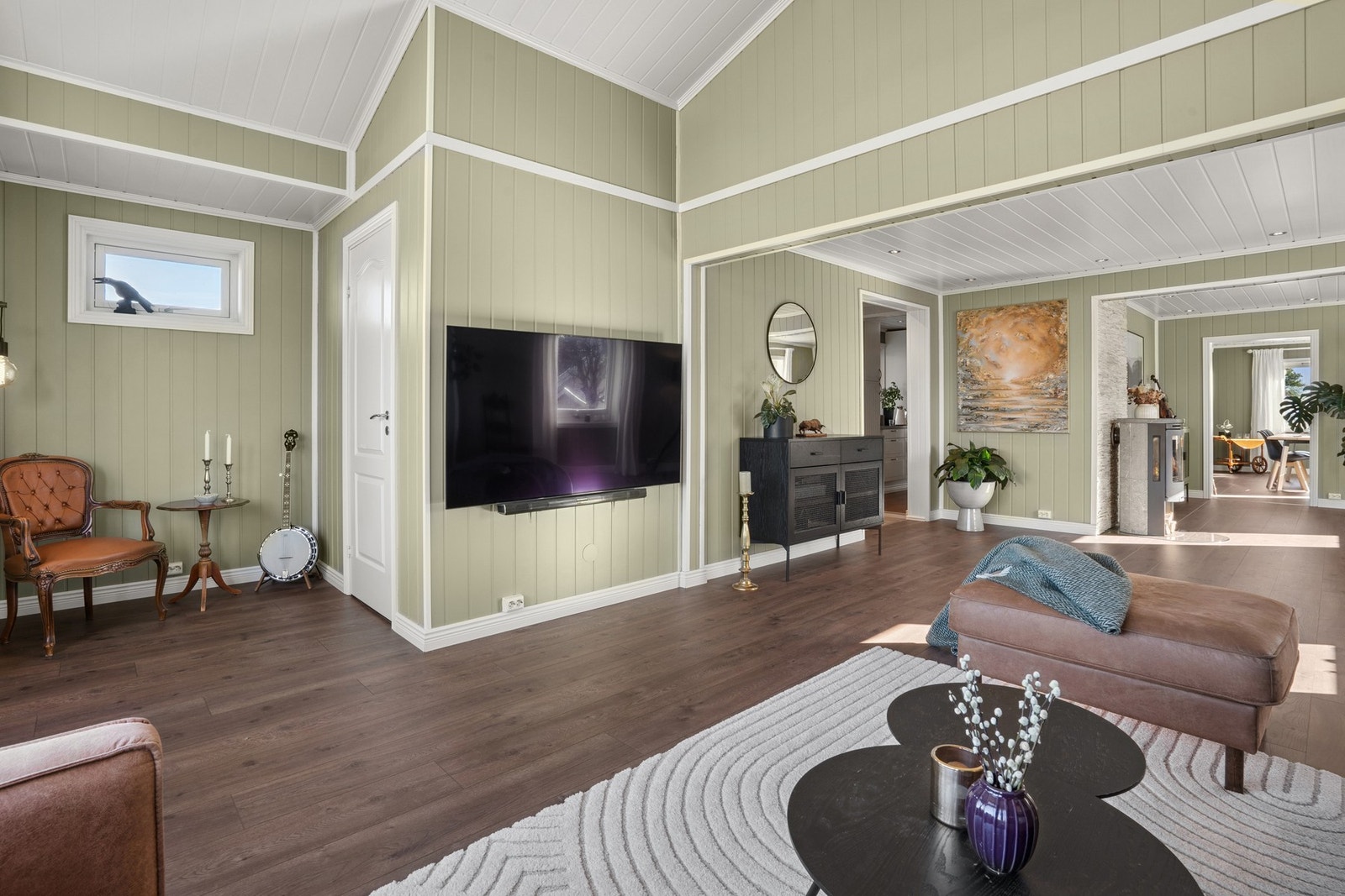 Stuen er malt i tidsriktige farger som gir et moderne preg på boligen. Galleribilde