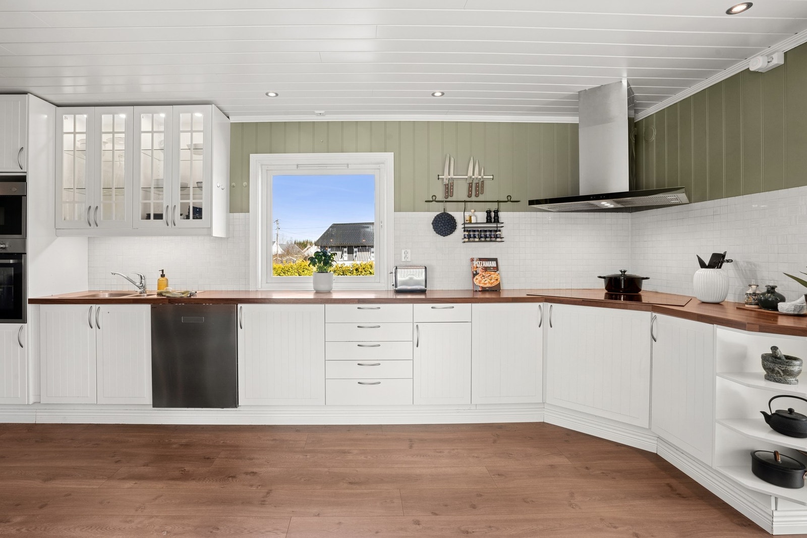 Her er det godt med arbeidsbenk og skapplass. Galleribilde