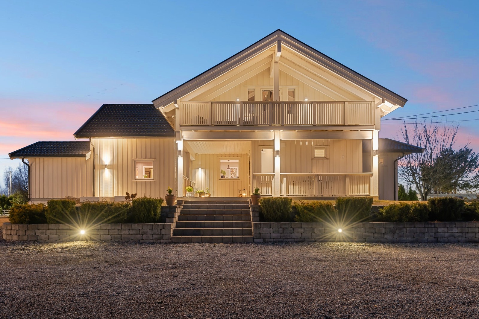 Boligen har godt med utebelysning som lyser opp eiendommen om kvelden. Galleribilde