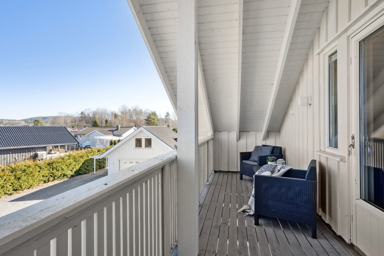 Herlig overbygget balkong i boligens andre etasje. Galleribilde
