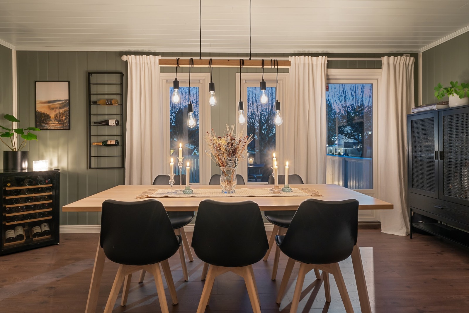 Boligen har egen spisestue, her kan du nyte gode måltider med de du er glad i. Galleribilde