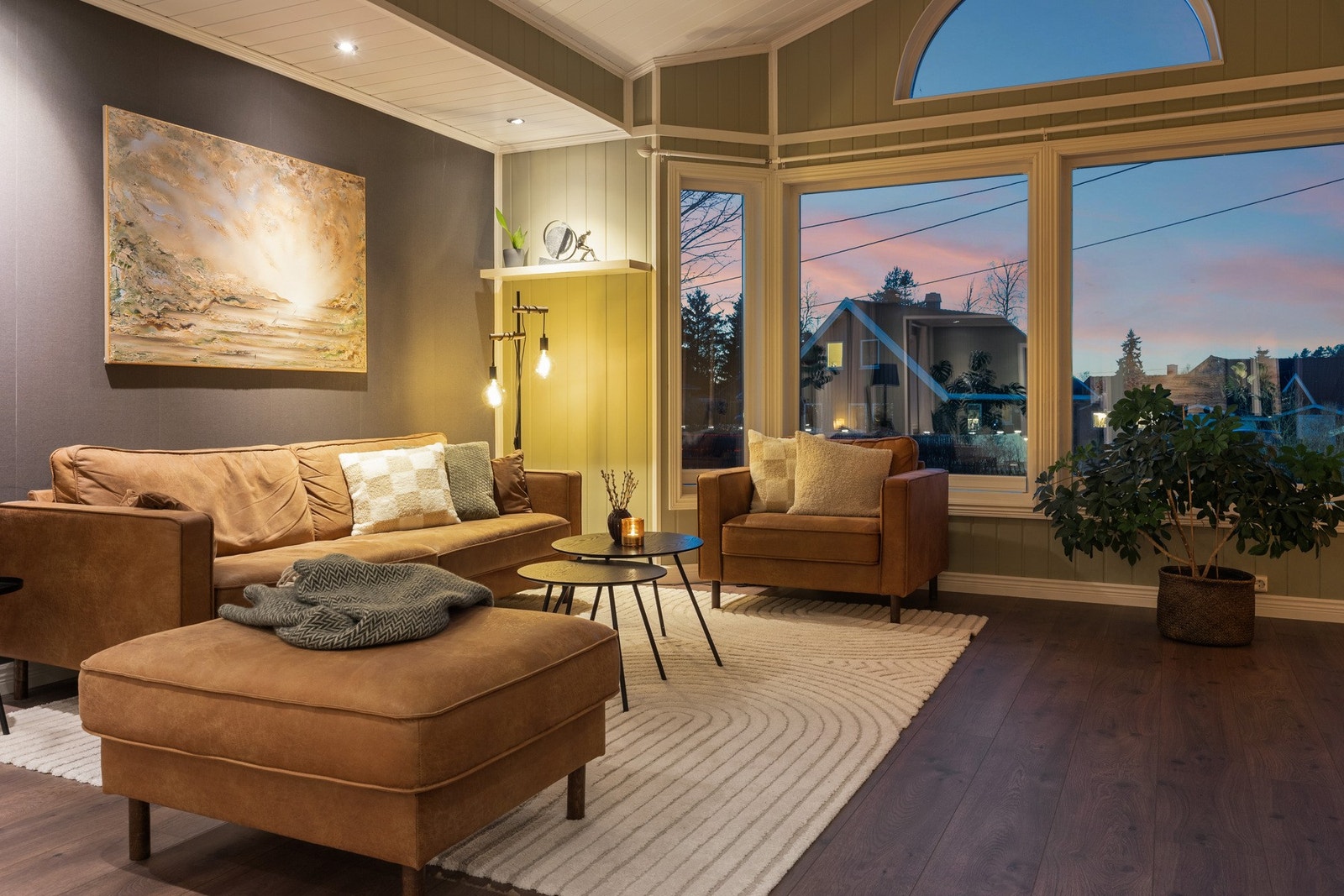 Hyggelig kveldsstemning i stuen. De store vinduene gir gode muligheter for å få med seg de flotte solnedgangene. Galleribilde