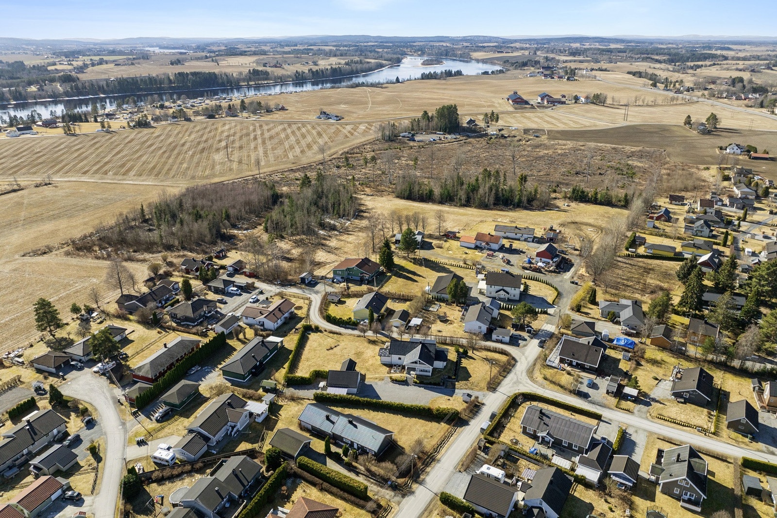 Oppaker omkranses av skog med merkede turstier (Oldtidsveien), og badestrendene langs Glomma er godt besøkte om sommeren. Galleribilde