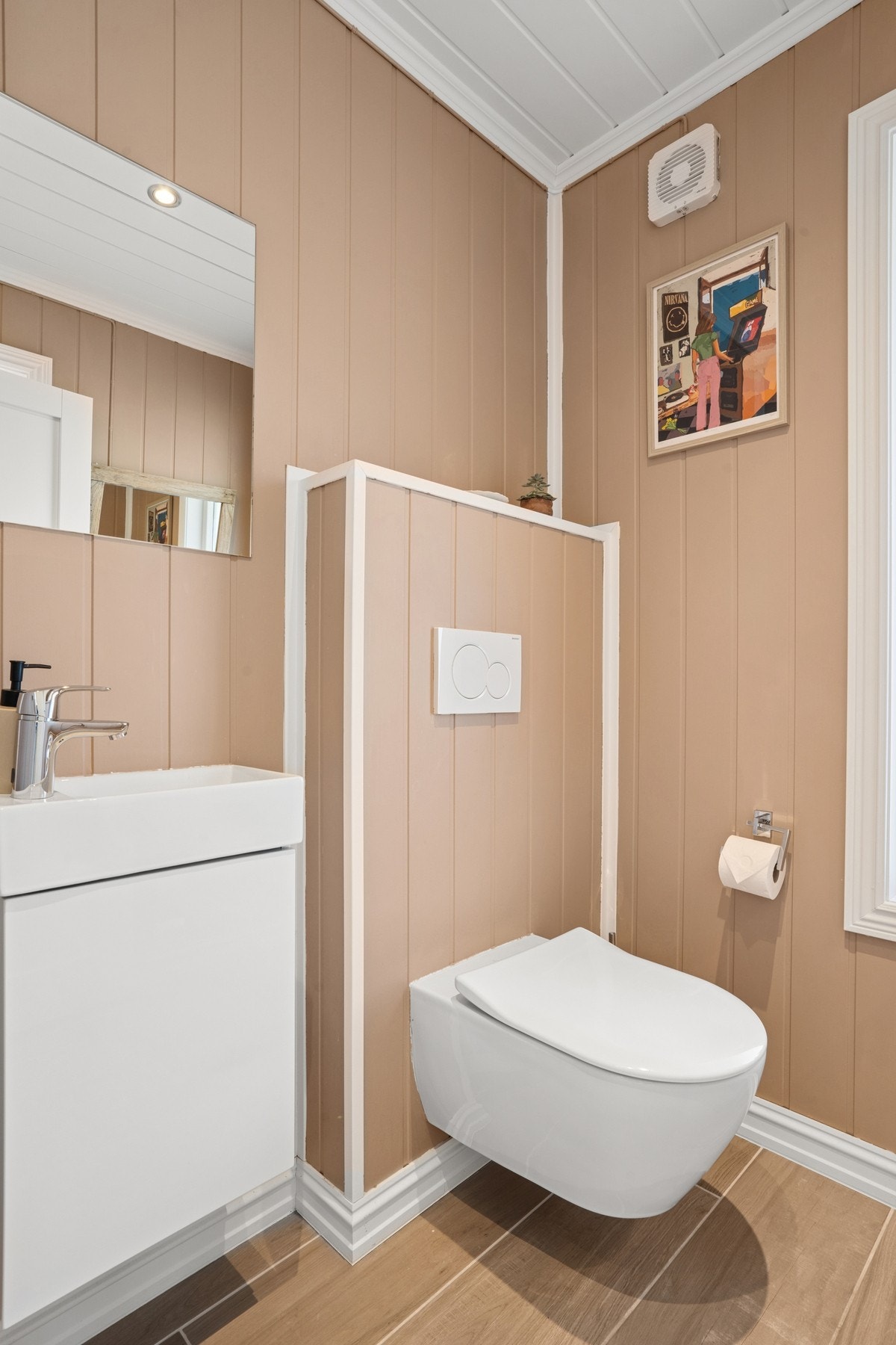 Boligen har et adksilt toalettrom - praktisk for familien Galleribilde