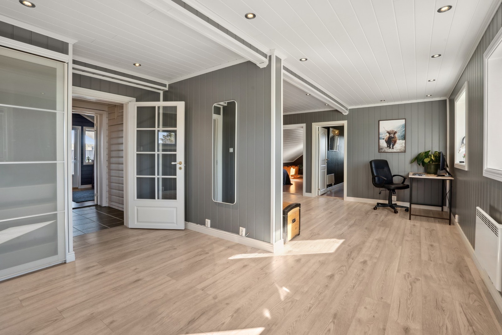 Med sin åpne og innbydende atmosfære fungerer loftstuen som et perfekt ekstra oppholdsrom. Galleribilde