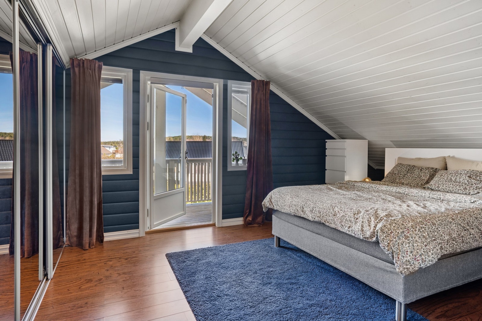 Hovedsoverommet har dobbel skyvedørsgarderobe med speilfronter. Galleribilde