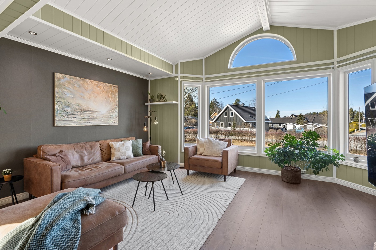 Boligen har flotte detaljer med elegante lister, store vindusflater som gir godt lysinnslipp, samt et stilfullt detaljvindu som tilfører karakter. Galleribilde