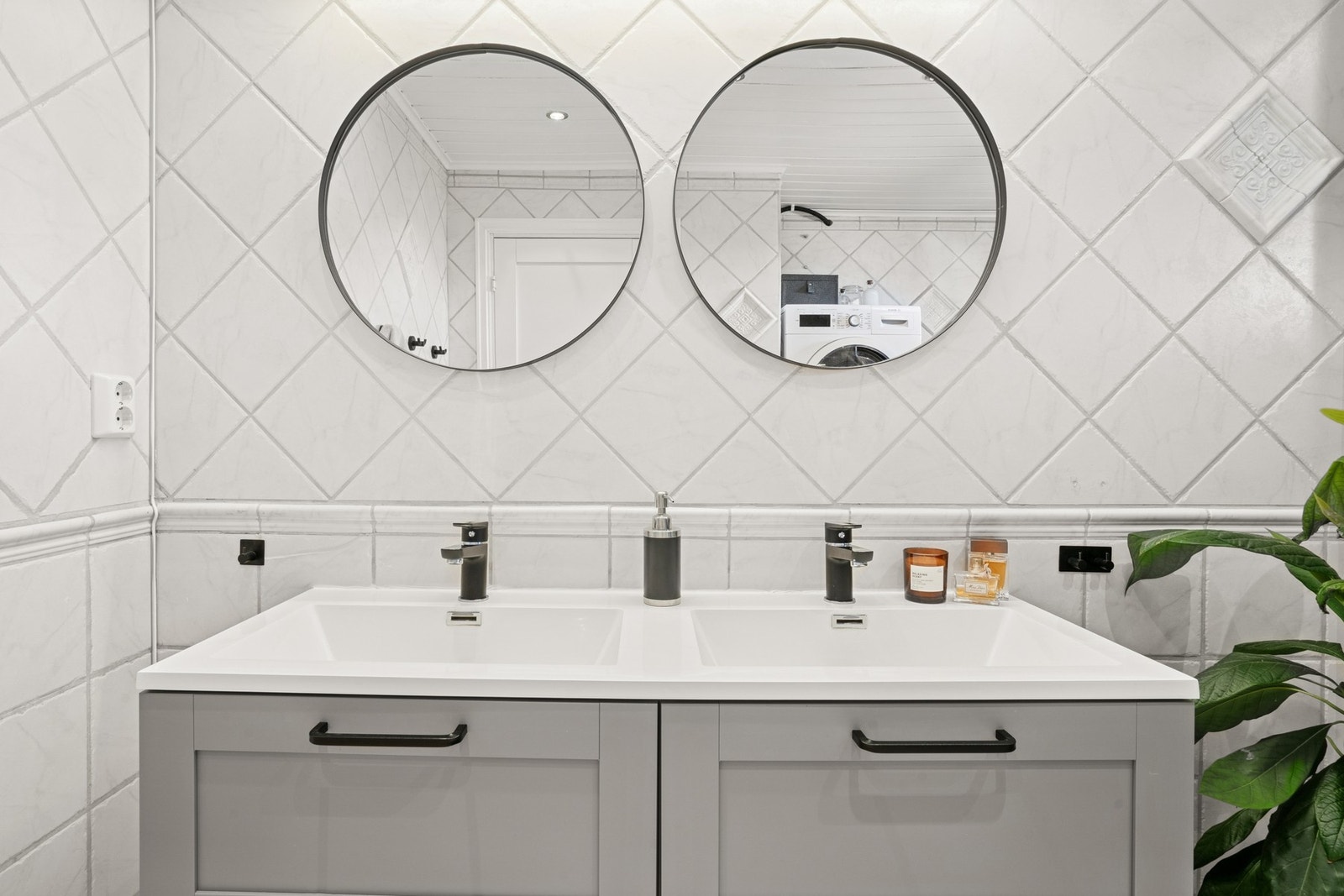 Baderommet er utstyrt med fliser på gulv og vegger samt elektrisk gulvvarme. Galleribilde