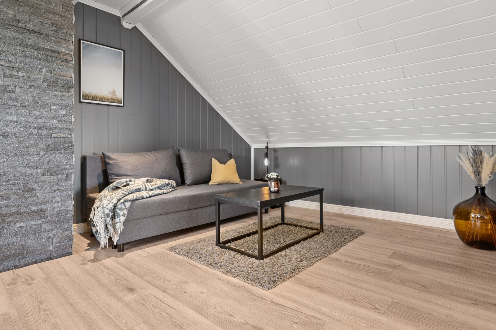 God plass til koselig sofakrok i loftstuen Galleribilde