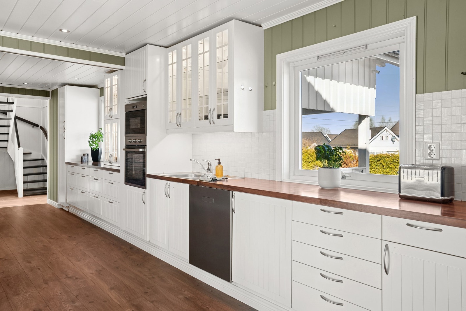 Innredningen strekker seg langs hele kjøkkenet som gir god plass til matlaging for både store og små. Galleribilde