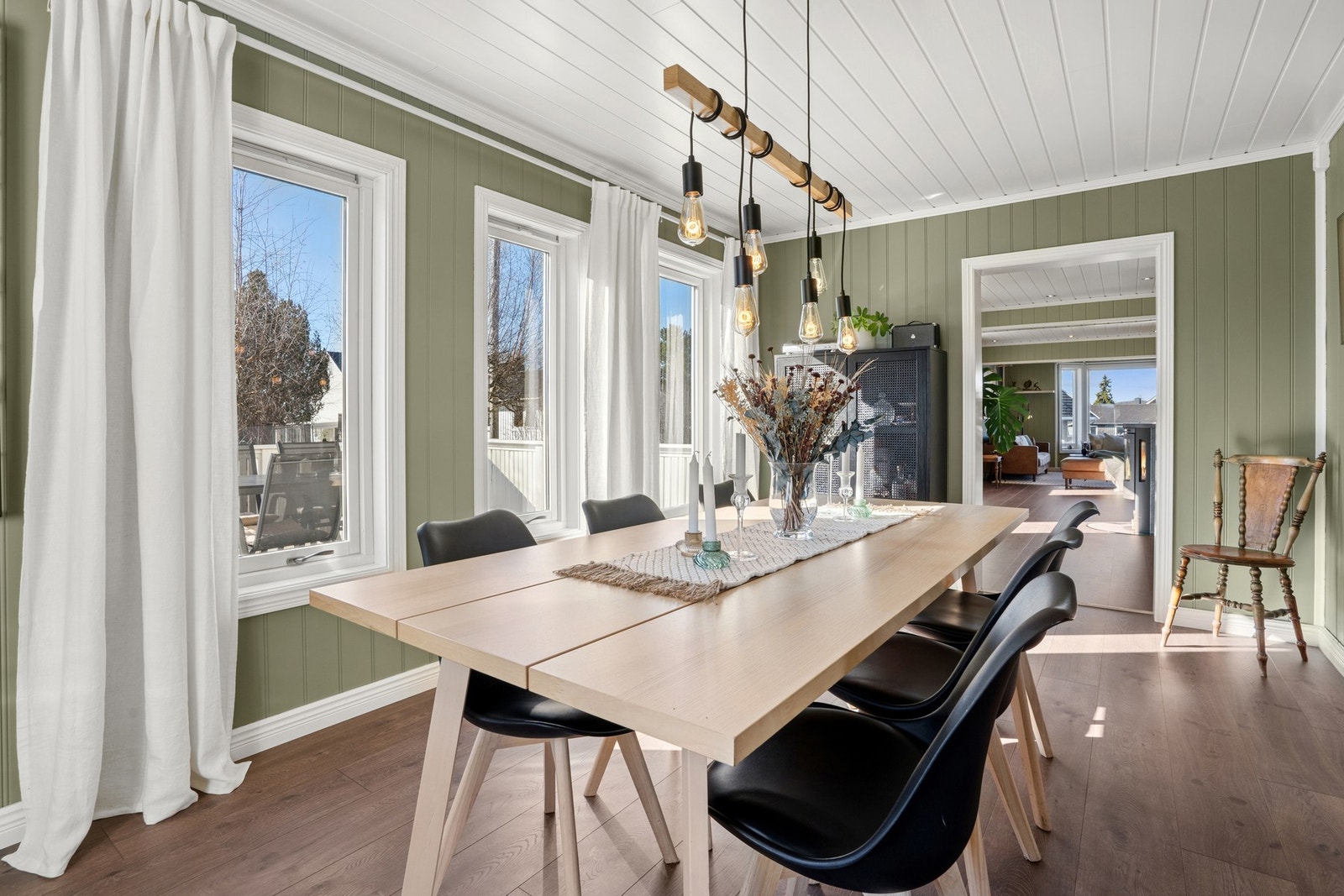 Fra spisestuen er det direkte utgang til herlig terrasse. Galleribilde