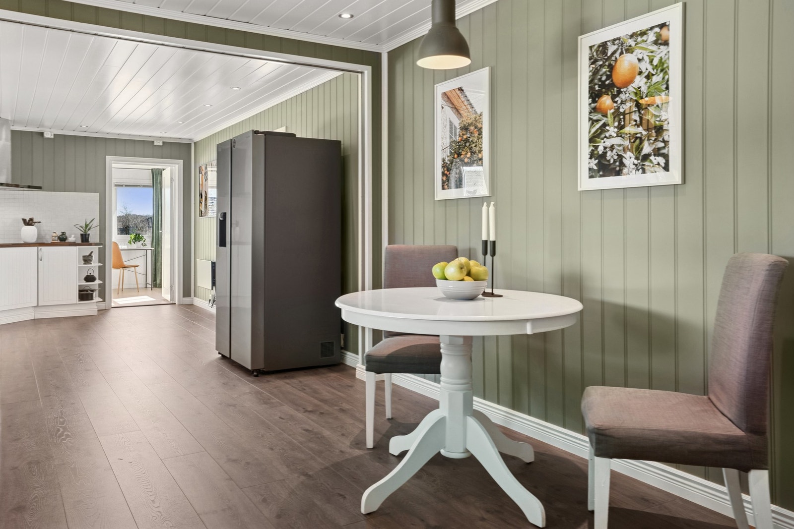 Integrerte downlights sørger for jevn og behagelig belysning på kjøkkenet. Galleribilde