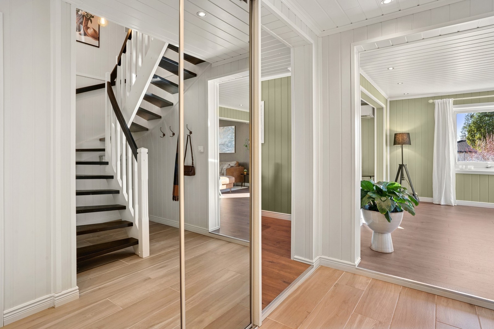 Velkommen inn! Boligen gir et godt førsteinntrykk med en romslig entrè. Galleribilde