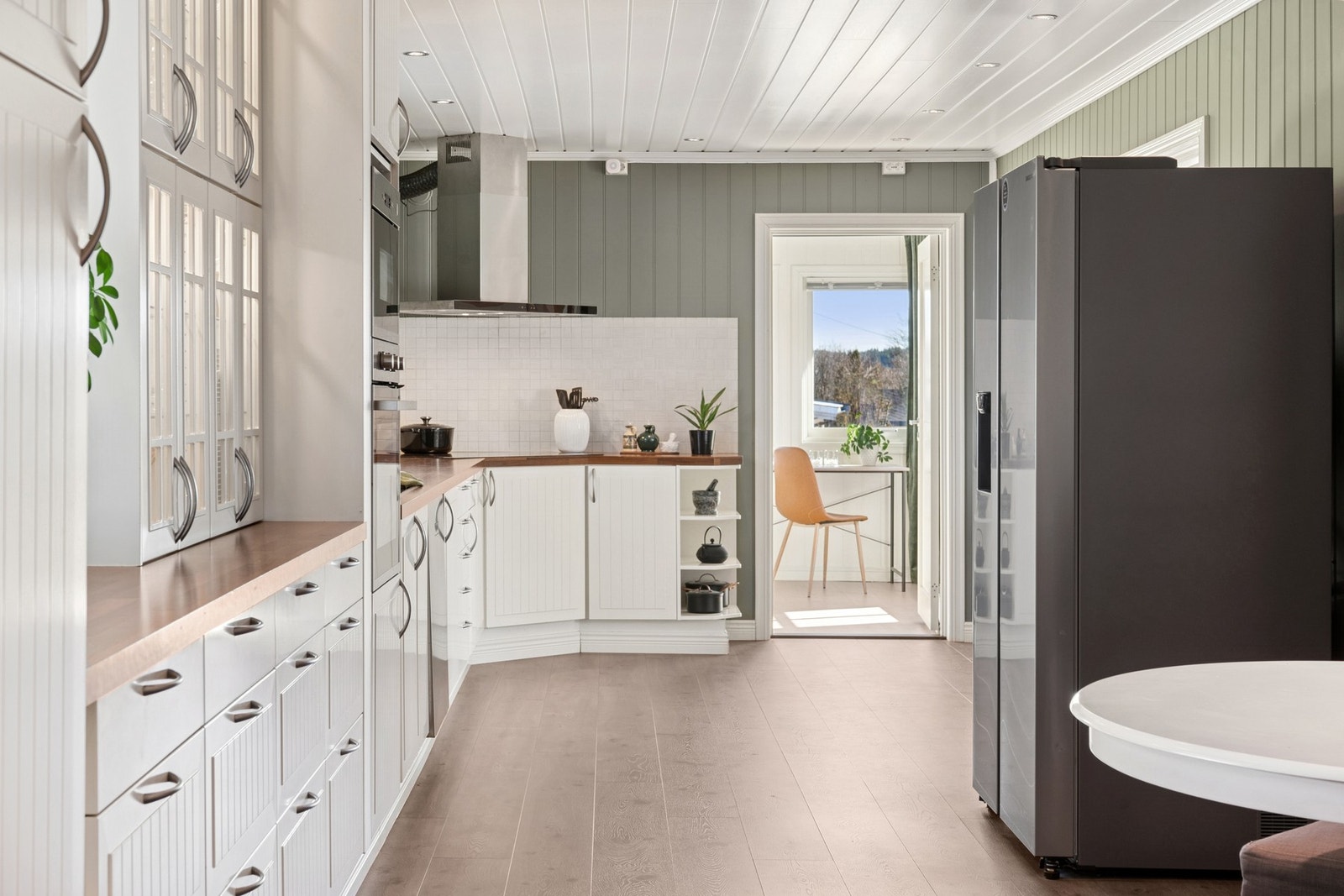 Kjøkkenet er av klassisk stil med hvite profilerte fronter. Galleribilde