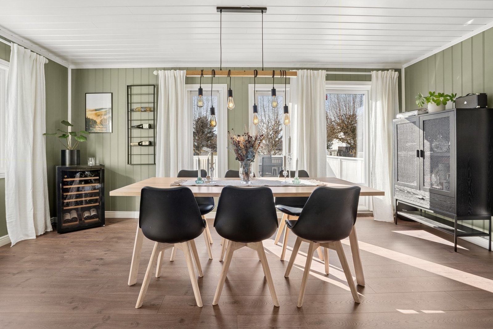 Boligen er modernisert med nytt laminatgulv i 2021. Galleribilde