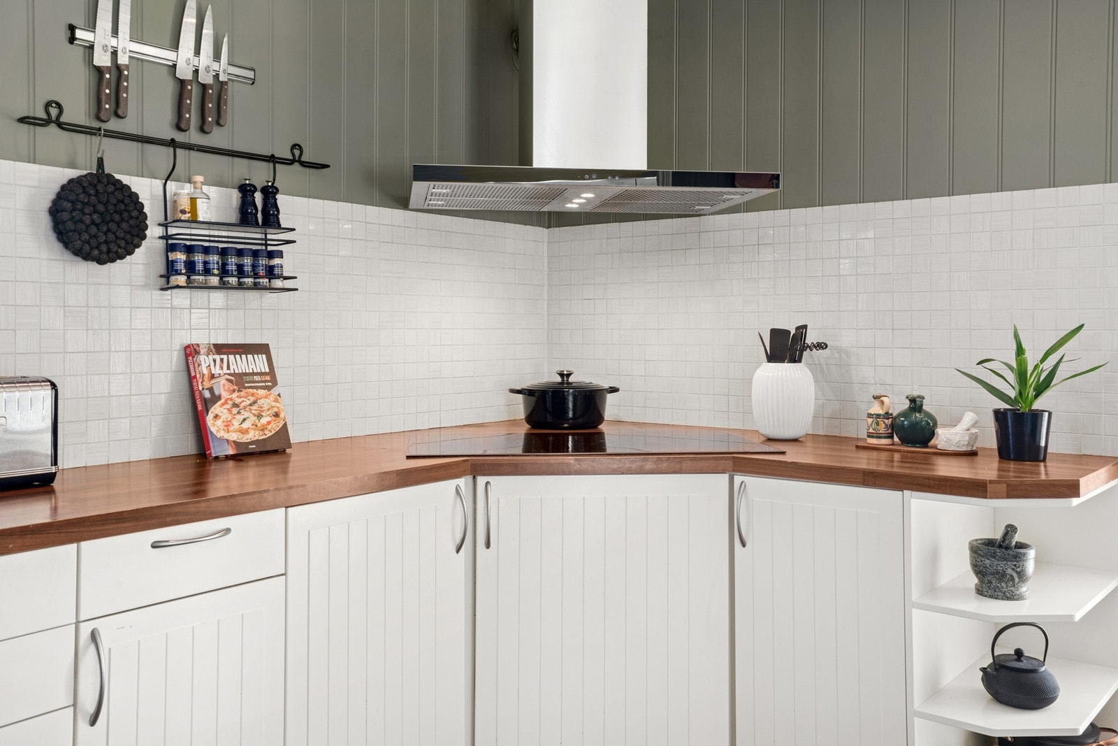 Kjøkkenet er utstyrt med klassiske fliser. Galleribilde