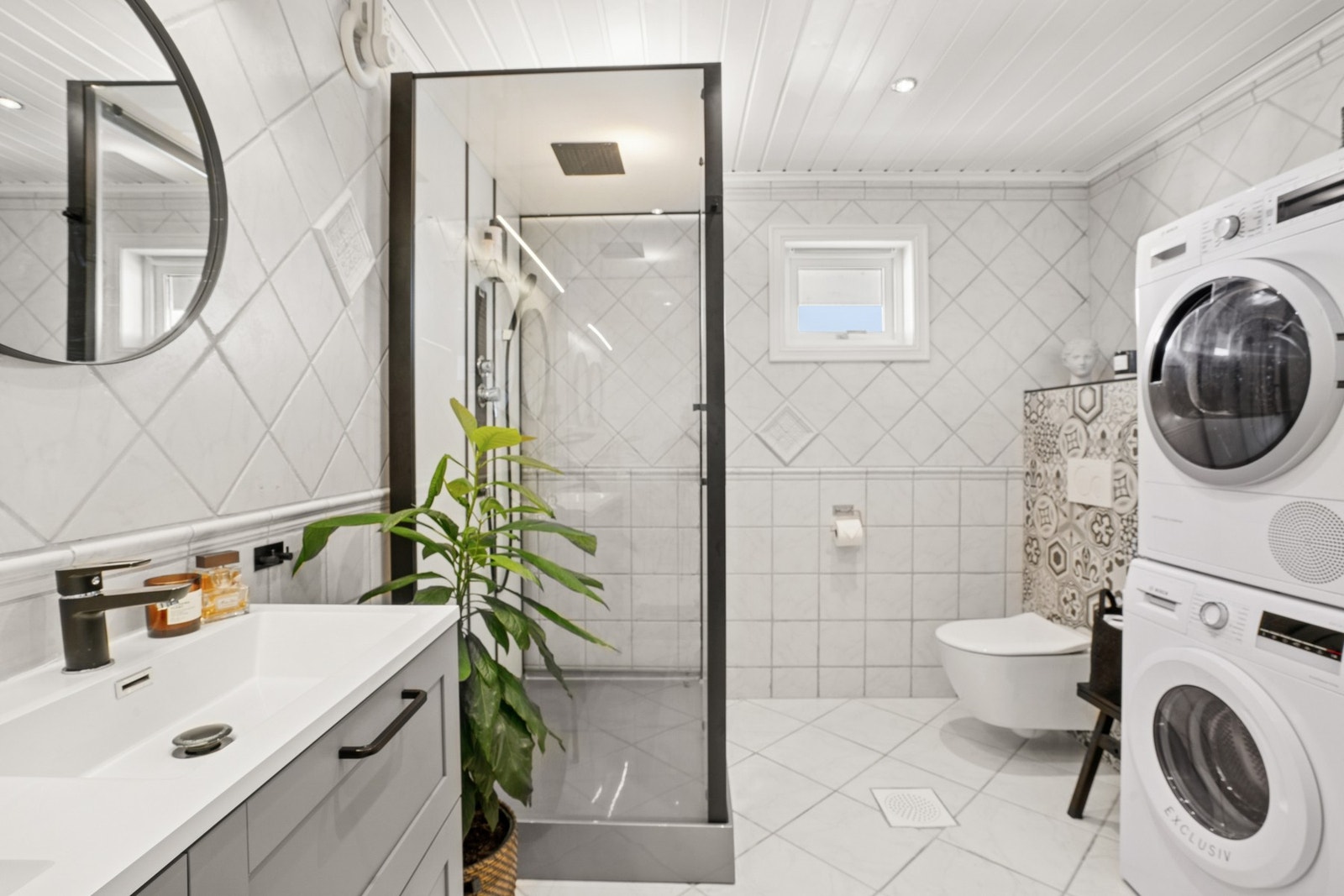 Dusjkabinett samt ny dobbel servant med underskap ble installert i 2023. Galleribilde