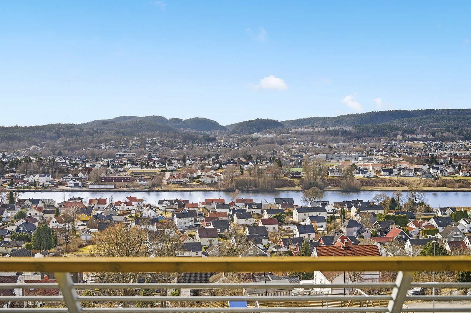 180 graders utsikt utover Osebakken mot Klyve og Skienselva Galleribilde