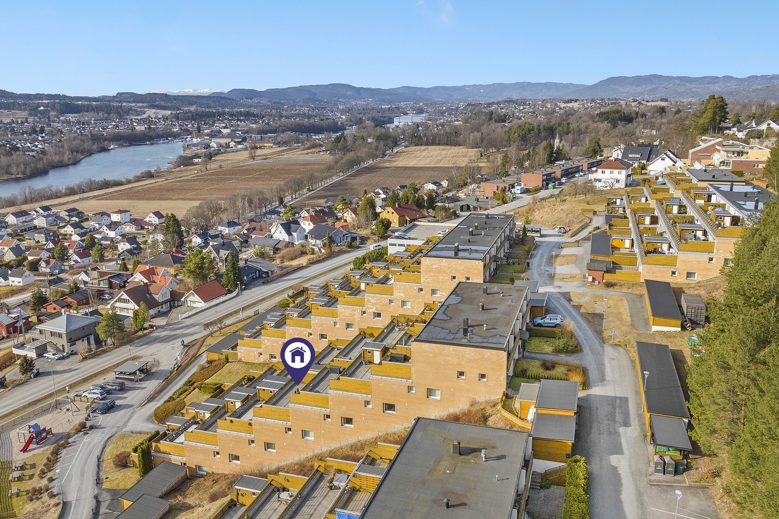 Boligen ligger i 5. etasje - med inngang fra øvre plan Galleribilde