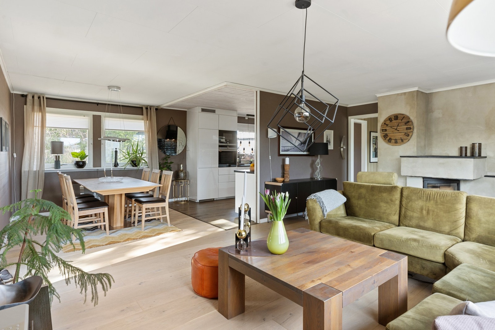 Fra stue mot spisestue og kjøkken Galleribilde