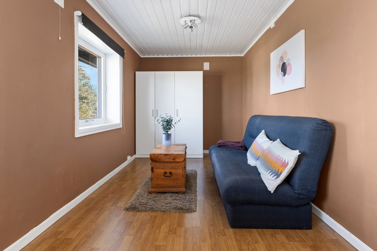 Et disponibelt rom i kjeller er innredet som soverom uten bruksendring Galleribilde