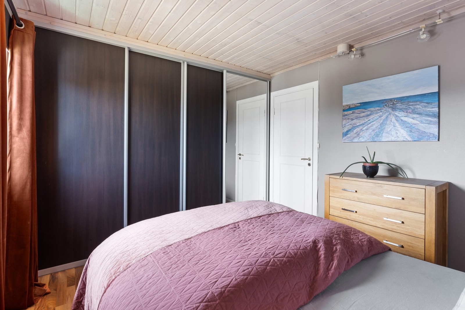 Det største soverommet har skyvedørsgarderobe Galleribilde