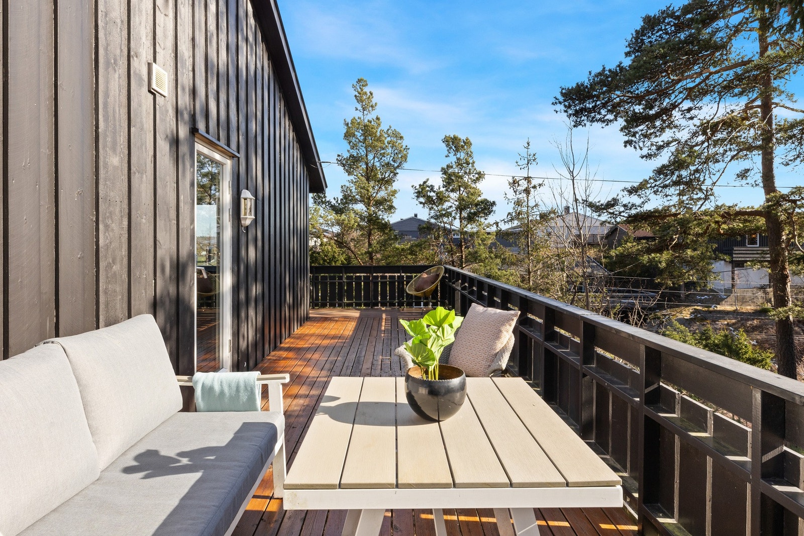 Fine uteplasser rundt huset Galleribilde