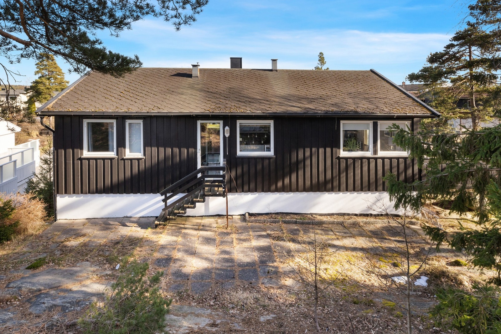 Barnevennlig uteplass bak huset Galleribilde