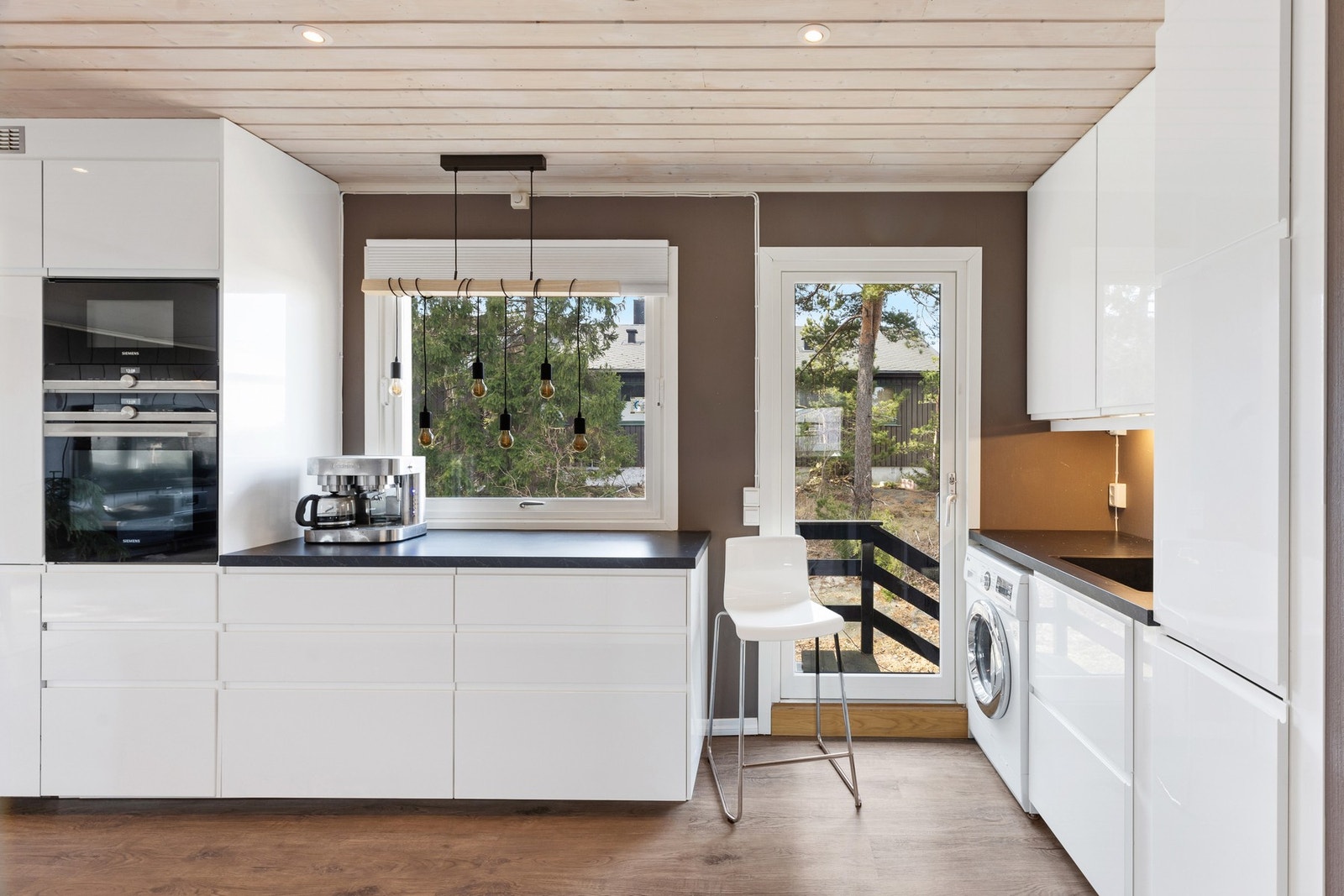 Det er god skap og benkplass. Ny kjøkkenhette i 2025 Galleribilde