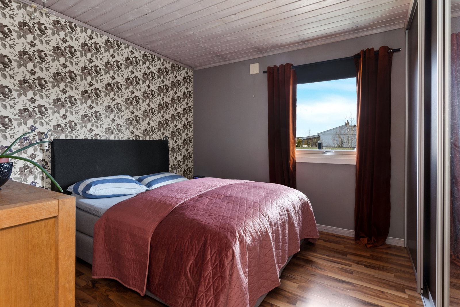 Det er i dag to soverom som er godkjent i første etasje Galleribilde