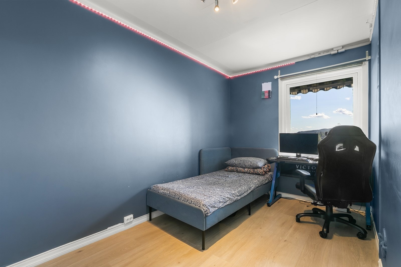 Soverom 1 er av god størrelse med plass til seng, kontorpult o.l. Galleribilde