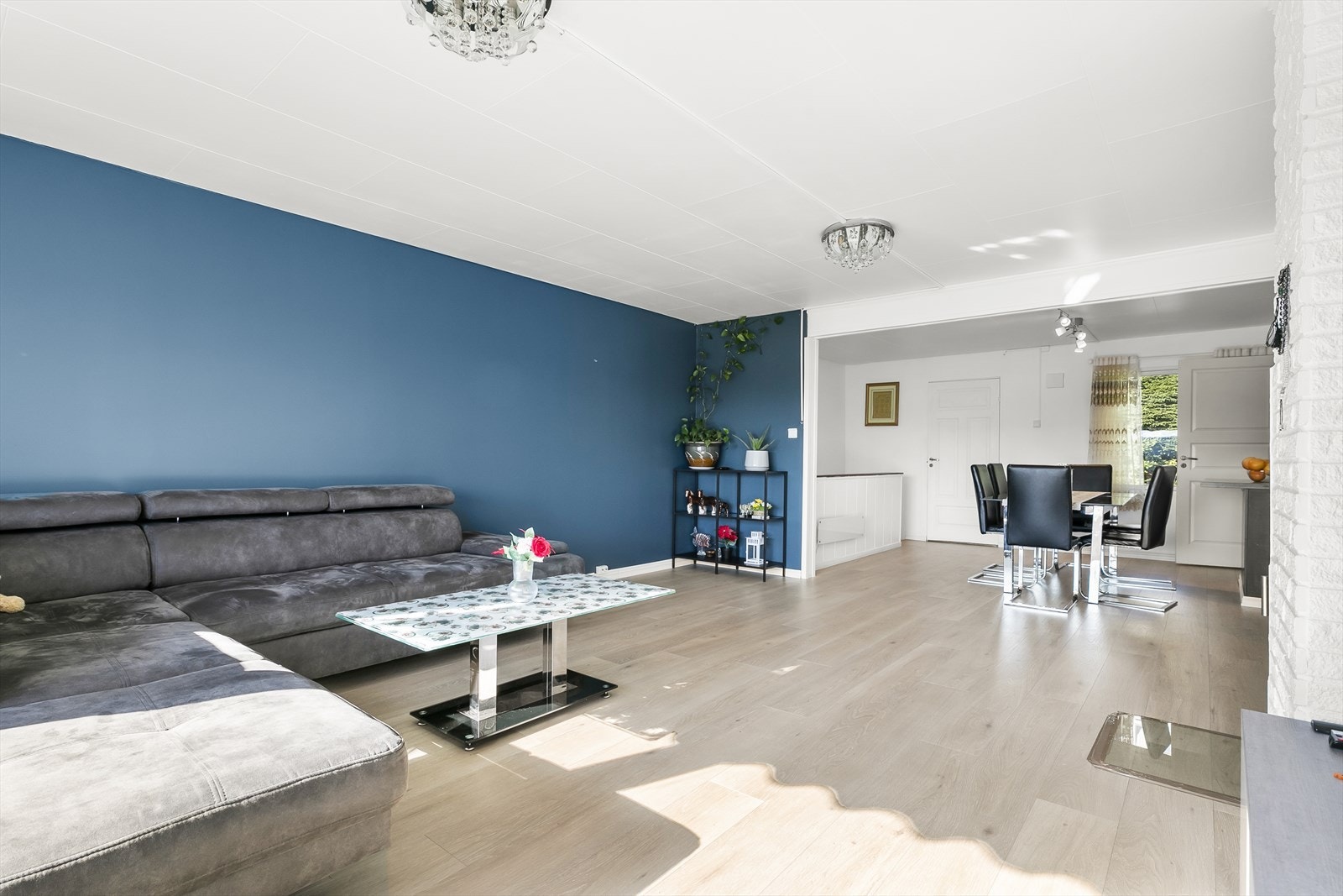 Det er god plass til både sofagruppe og spisedel i stuen. Galleribilde