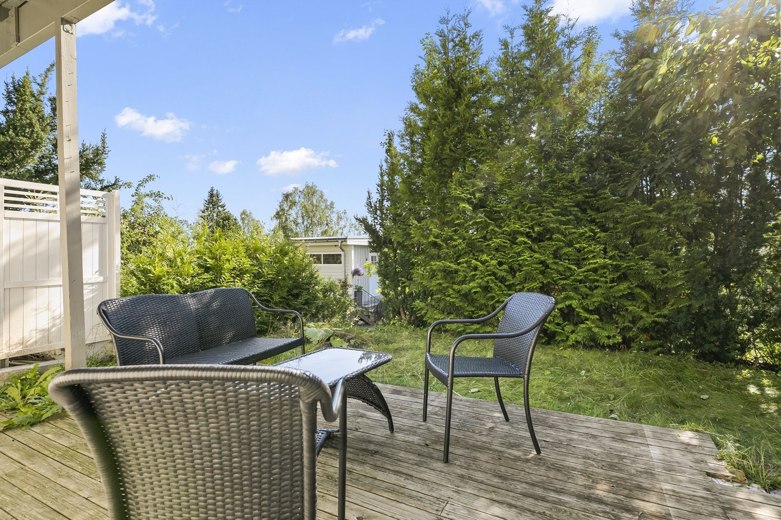 Rekkehuset har en grønn og frodig hagedel med terrasse. Galleribilde