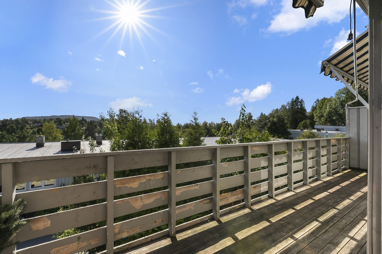 Sør-vest vendt balkong av god størrelse med plass til utemøbler. Galleribilde