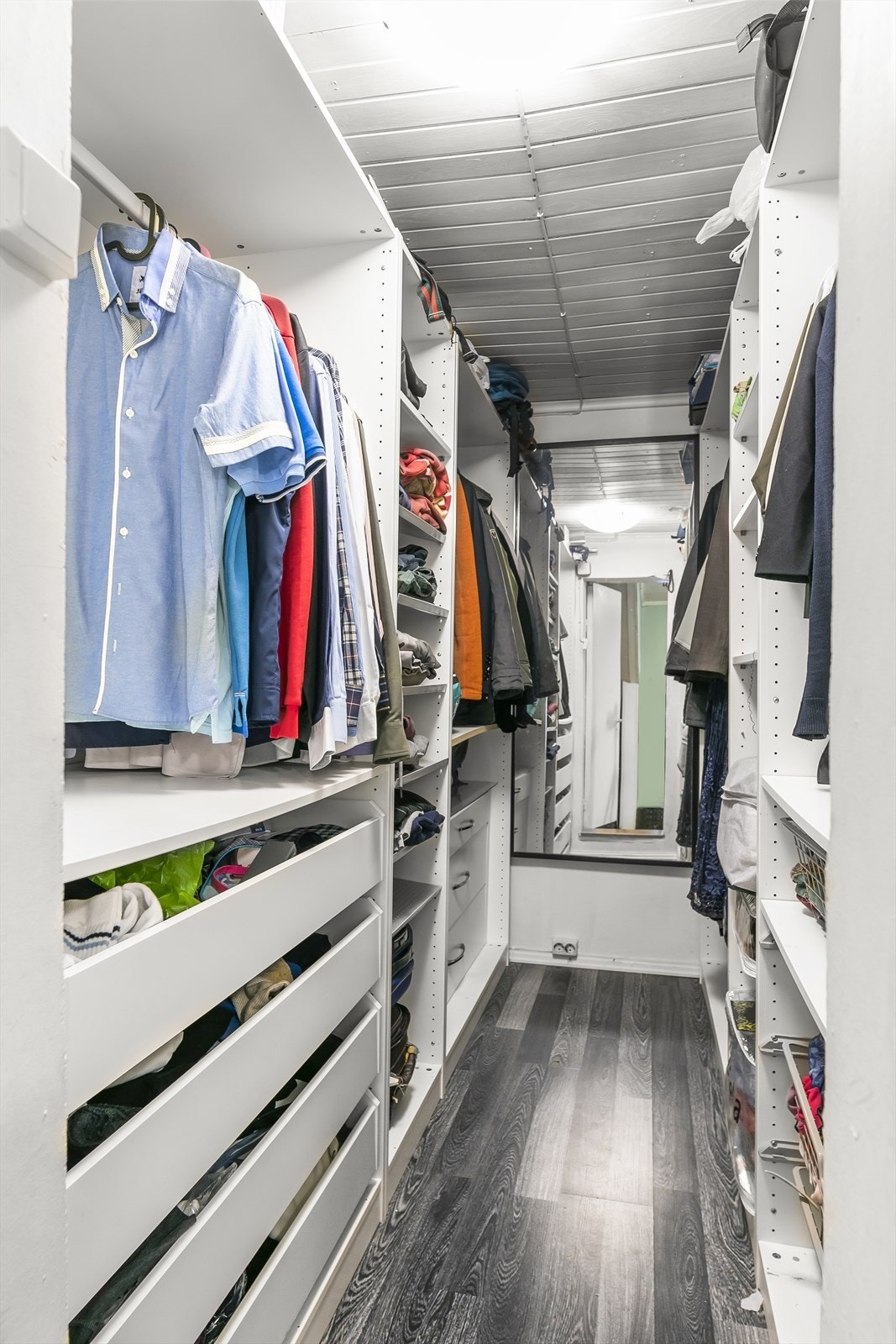 Fra stue nummer 2 er det tilgang til omkledningsrom. Galleribilde