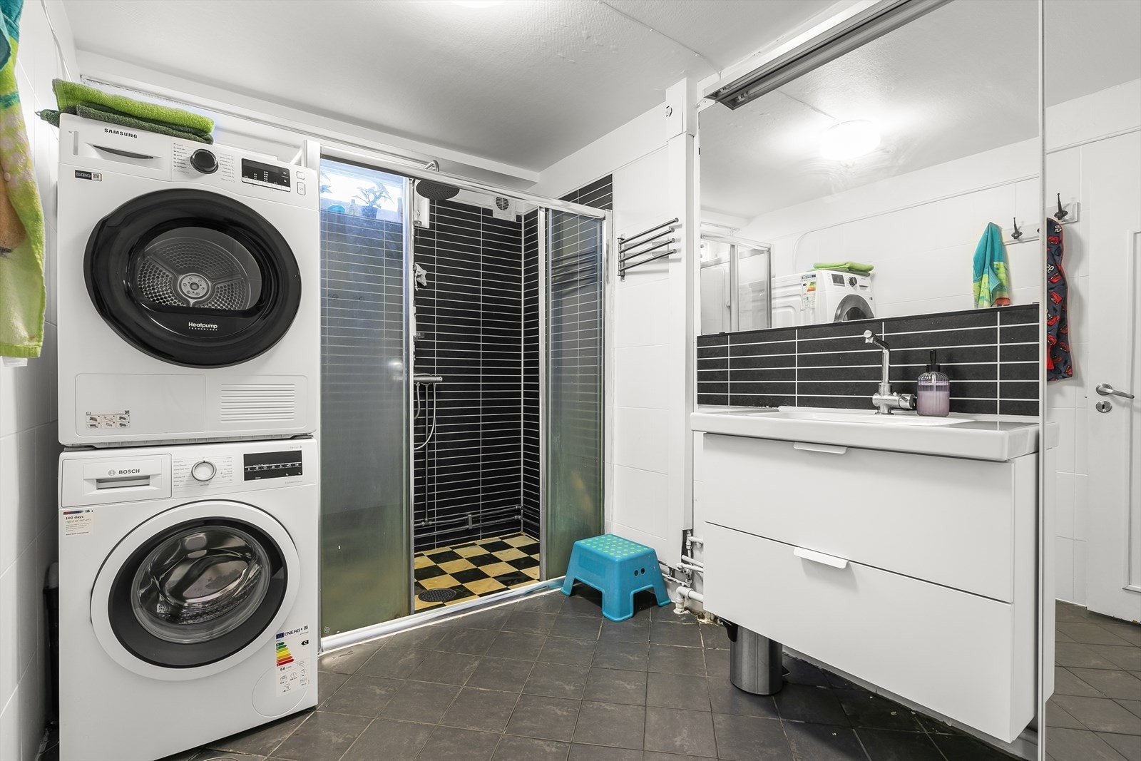 Badet består av servant med skuffer, dusjhjørne og opplegg til vaskemaskin og tørketrommel. Galleribilde