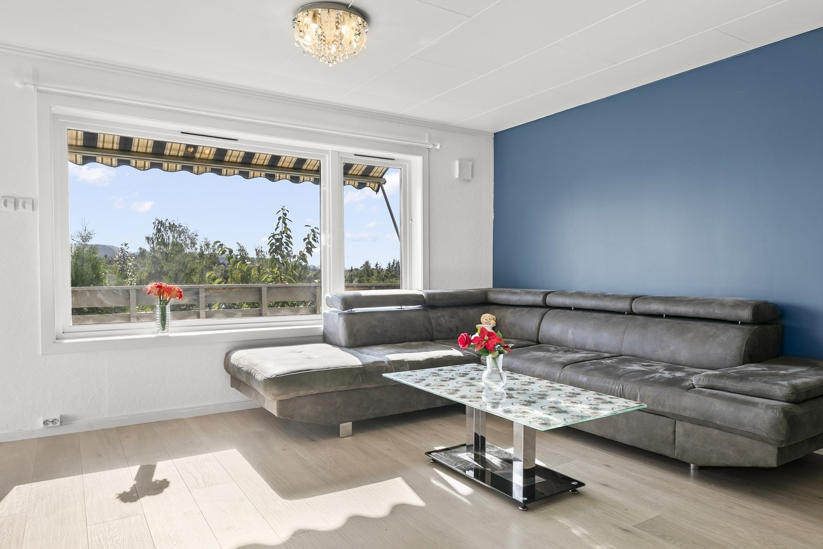 Stuen har store vindusflater som slipper inn rikelig med naturlig lys. Galleribilde