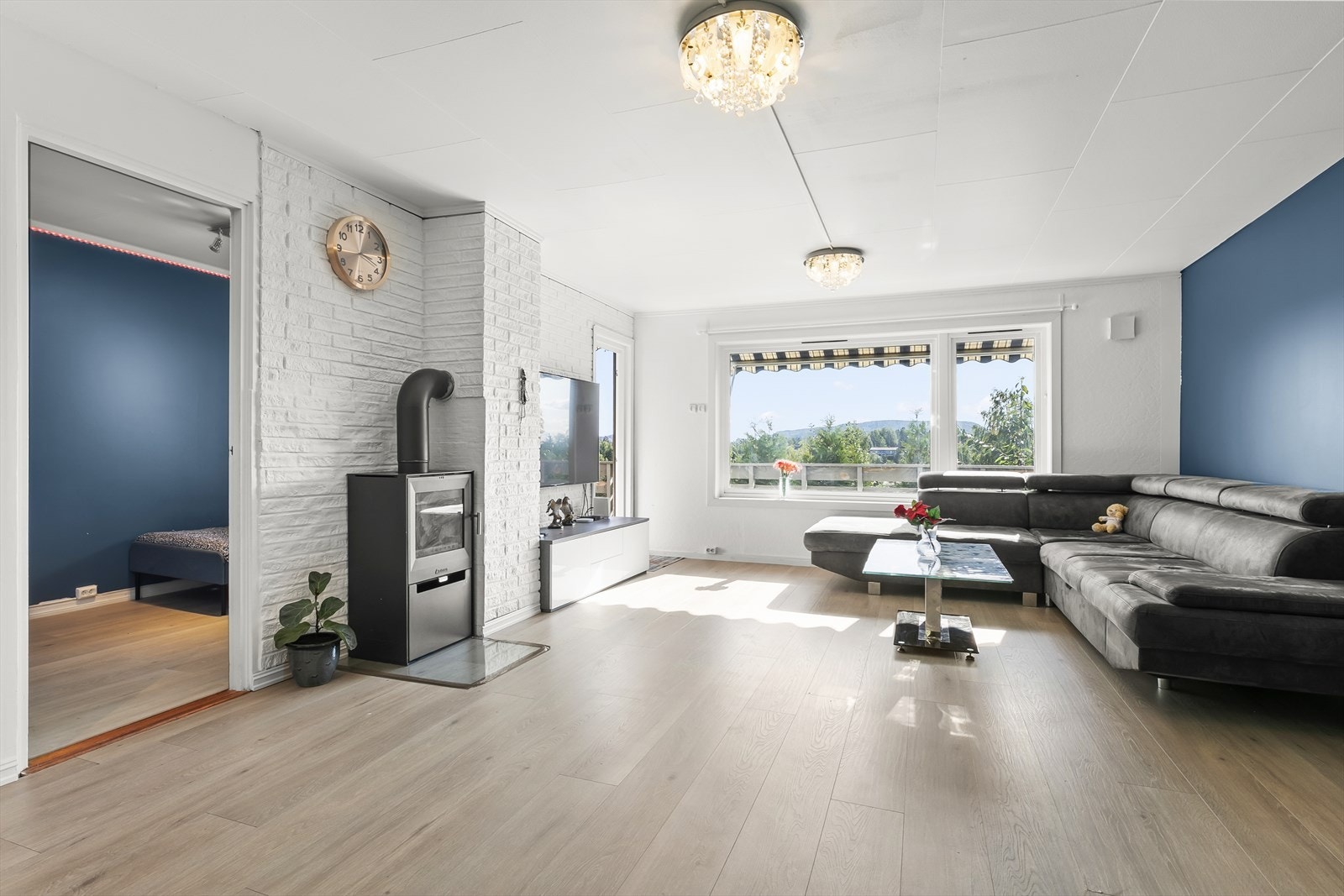 Velkommen til 1 etasje som inneholder stue med utgang til balkong, kjøkken og et av soverommene Galleribilde