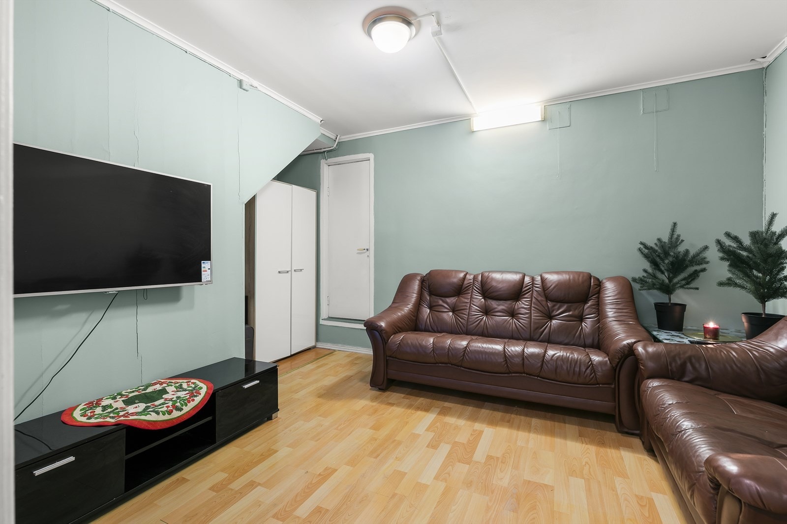 I boligens underetasje befinner det seg en romslig stue nummer 2. Rommet er omgjort fra tilleggsdel til hoveddel uten søknad og er ikke godkjent til varig opphold. Rommet byr på gode møbleringsmuligheter. Galleribilde