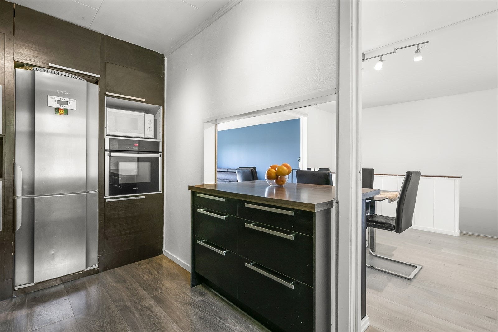 Kjøkkenet har godt med benke- og skapplass. Galleribilde