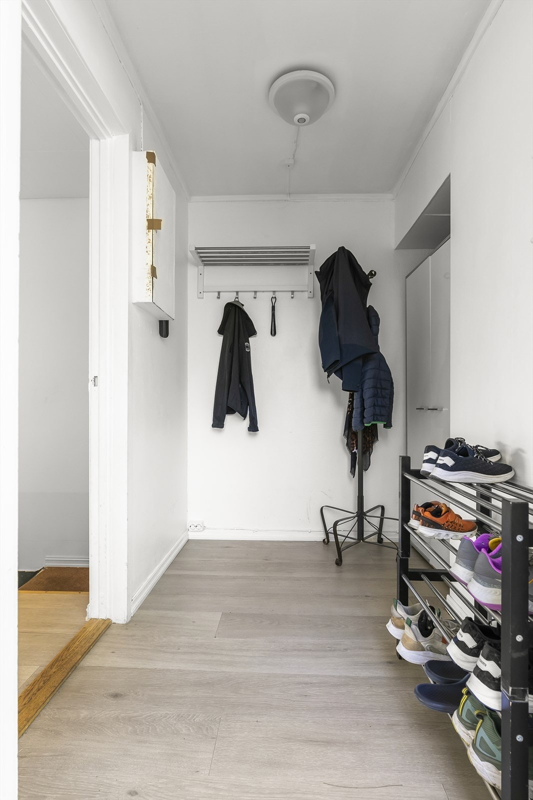 Inngangspartiet byr på en lys og romslig entré med garderobeløsning. Galleribilde